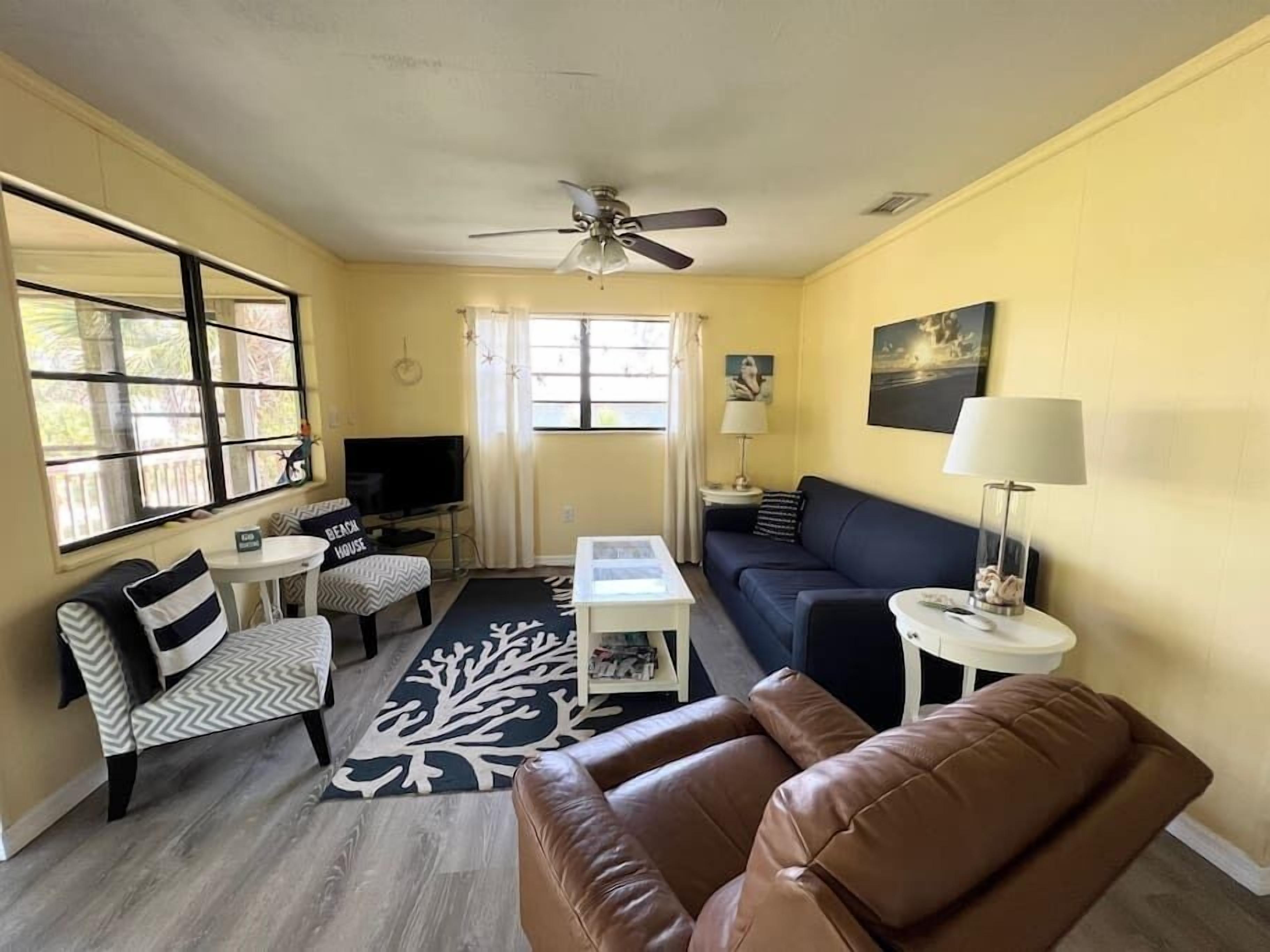 Living Well: Close to the beach and bay, large screened porch...a great value!