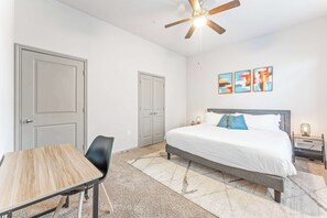 2 bedrooms, desk, iron/ironing board, WiFi - Homey 2BR suite close to Downtown w/ fast WiFi (Austin)