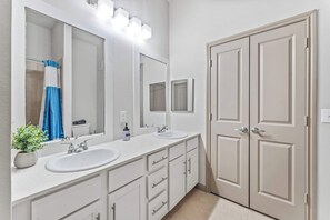 Shower, hair dryer, towels, shampoo - Homey 2BR suite close to Downtown w/ fast WiFi (Austin)
