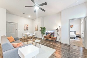 TV, Hulu, streaming services, offices - Homey 2BR suite close to Downtown w/ fast WiFi (Austin)