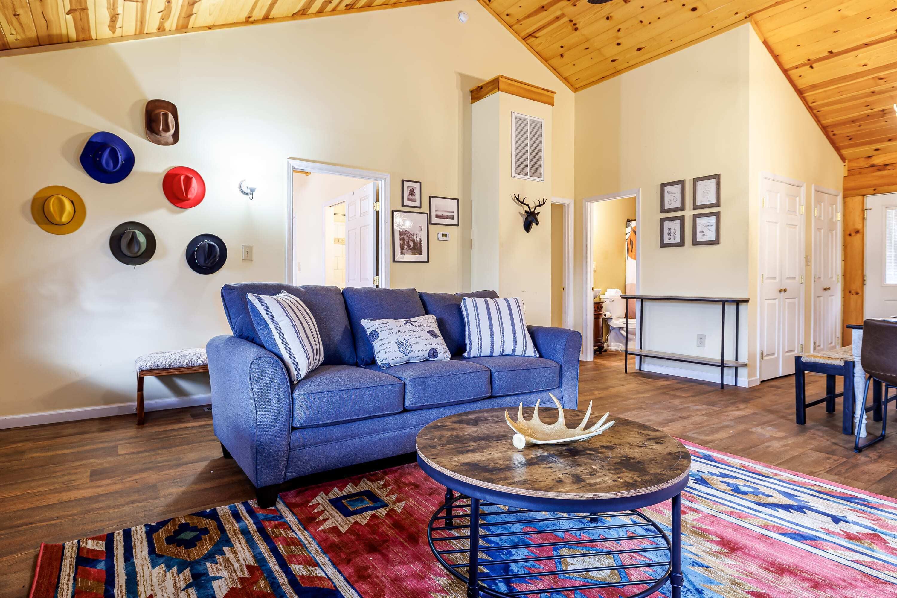 10-Acre Retreat Near Caverns- Balkamore 2 Cabins!