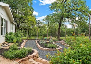 Property grounds - Casa Crabapple, Hot Tub, Pet friendly, Fire Pit! (Fredericksburg)