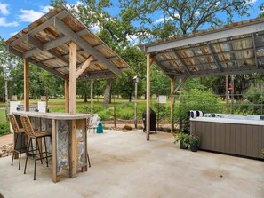 Outdoor spa tub - Casa Crabapple, Hot Tub, Pet friendly, Fire Pit! (Fredericksburg)