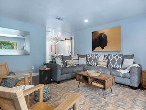 TV, offices - Casa Crabapple, Hot Tub, Pet friendly, Fire Pit! (Fredericksburg)