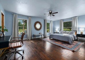 4 bedrooms, desk, iron/ironing board, WiFi - Casa Crabapple, Hot Tub, Pet friendly, Fire Pit! (Fredericksburg)