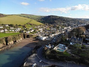A coastal town with a roundabout and a beach. - Homely 2- bed Apartment -ground Floor-sleeps 4 (Ilfracombe)