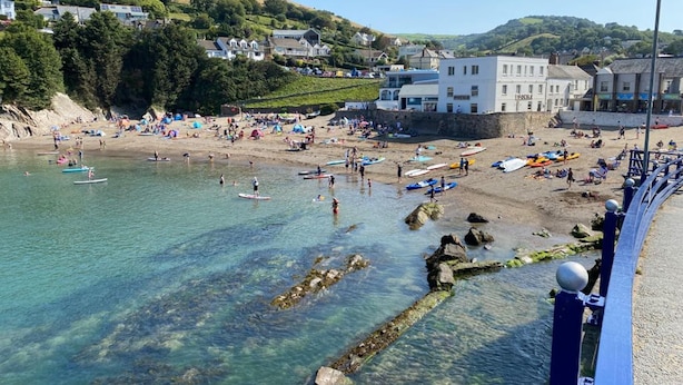A coastal town with clear waters, a sandy beach, and a rocky shoreline. - Homely 2- bed Apartment -ground Floor-sleeps 4 (Ilfracombe)