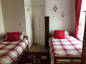 Apartment | 2 bedrooms, iron/ironing board, free WiFi, bed sheets - Homely 2- bed Apartment -ground Floor-sleeps 4 (Ilfracombe)