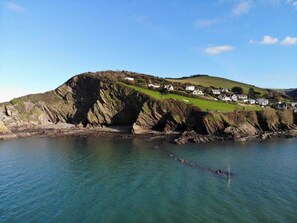 A coastal village with houses on a hillside overlooking the sea. - Homely 2- bed Apartment -ground Floor-sleeps 4 (Ilfracombe)