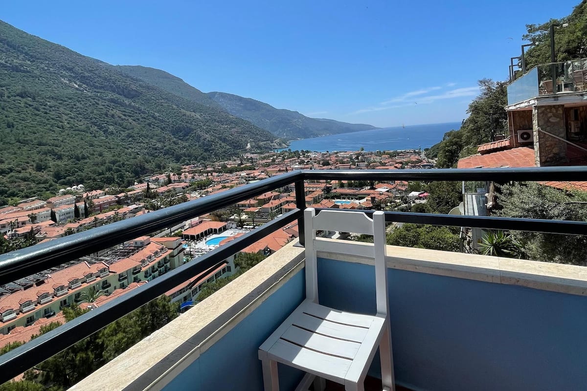 Premium bedding, minibar, free WiFi, bed sheets