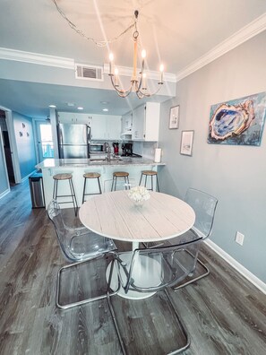 Dining - The Reel World- 2-Bed/2 Ba Condo with Ocean Views (Orange Beach)