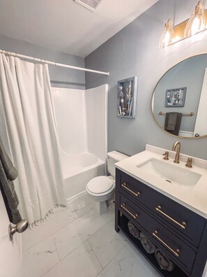 Combined shower/bathtub, hair dryer, towels, soap - The Reel World- 2-Bed/2 Ba Condo with Ocean Views (Orange Beach)
