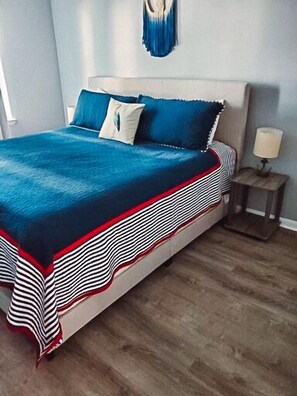 2 slaapkamers, een strijkplank/strijkijzer, reisbedje, gratis wifi