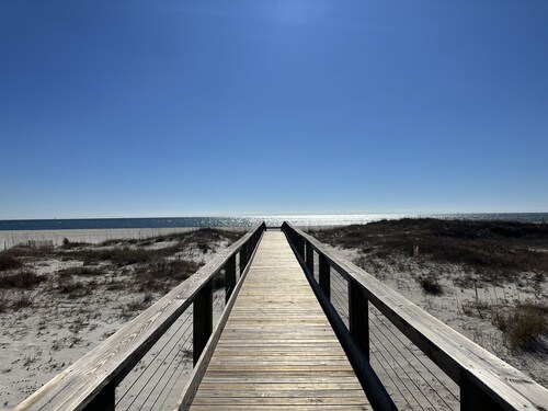 The Reel World- 2-Bed/2 Ba Condo with Ocean Views