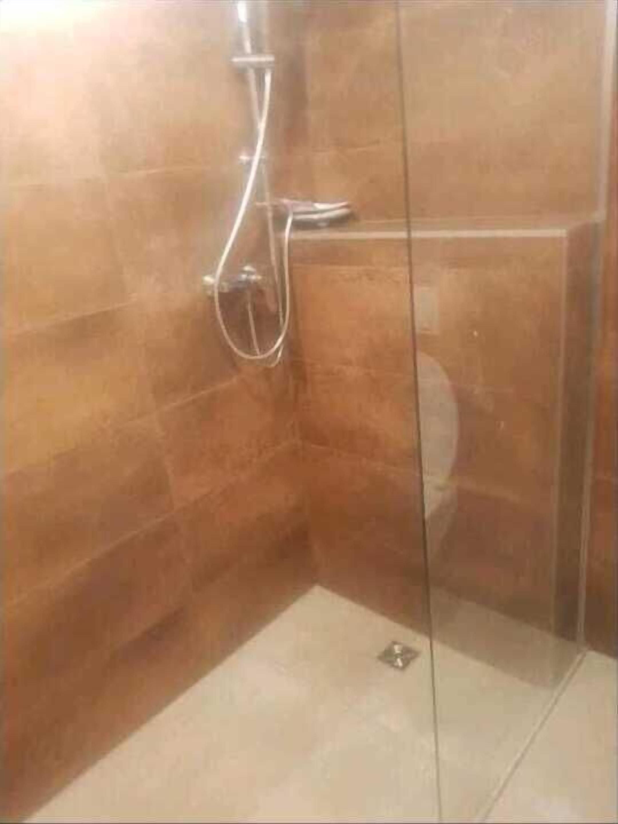 Ducha, artículos de tocador gratuitos, secador de pelo, pantuflas