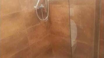 Ducha, artículos de tocador gratuitos, secador de pelo, pantuflas