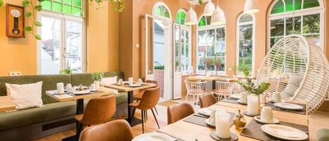 بوفيه فطور مجانًا يوميًا