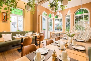 Café da manhã com buffet grátis todos os dias