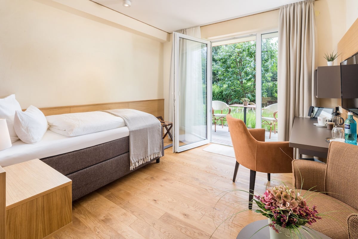 Eenvoudige eenpersoonskamer | 1 slaapkamer, een kluis op de kamer, verduisterende gordijnen