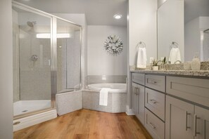 Combined shower/bathtub, hair dryer, towels, soap - Luxury and Spacious Condo With Spectacular View (Panama City Beach)