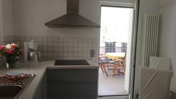 Kühlschrank, Mikrowelle, Herdplatte, Geschirrspüler