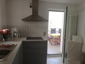 Jääkaappi, mikroaaltouuni, liesi, astianpesukone