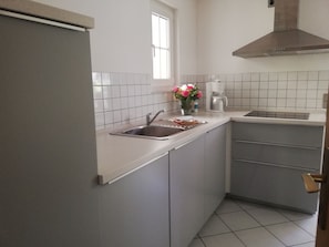 Kühlschrank, Mikrowelle, Herdplatte, Geschirrspüler