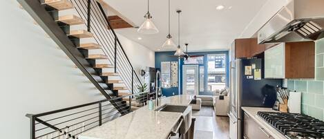 Een koelkast, een magnetron, een oven, een kookplaat