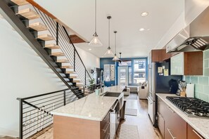 Fridge, microwave, oven, stovetop - Beautiful, Modern Pet-Friendly Downtown Executive Rental (Denver)