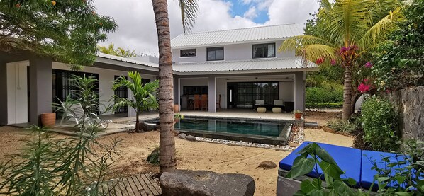 Una piscina al aire libre