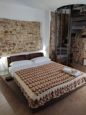 1 bedroom, desk, free WiFi, bed sheets