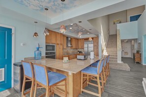 Fridge, microwave, oven, stovetop - 2 Story Luxurious Penthouse with Views of the Ocean and Back Bay! (Virginia Beach)