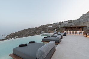 Bar en bord de piscine