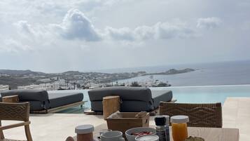 Daily cooked-to-order breakfast (EUR 30 per person)