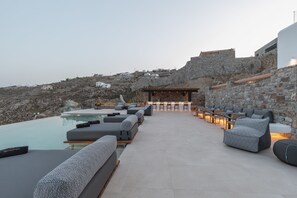 Bar en bord de piscine