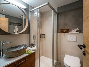 Dusche, Haartrockner, Handtücher, Seife