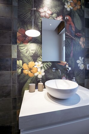 Douche, séchoir à cheveux, bidet, serviettes fournies