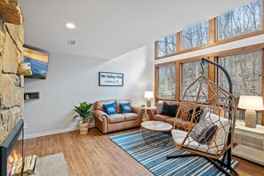 Smart-TV, Kamin, Videospiele, Tischfußball