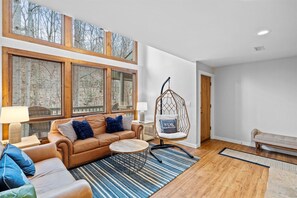 Smart-TV, Kamin, Videospiele, Tischfußball