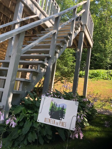 Rustic and charming apartment above detached log garage. 10 mins from<br>A.S.V.