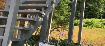 Rustic and charming apartment above detached log garage. 10 mins from<br>A.S.V.