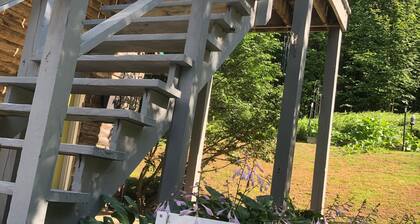 Rustic and charming apartment above detached log garage. 10 mins from<br>A.S.V.