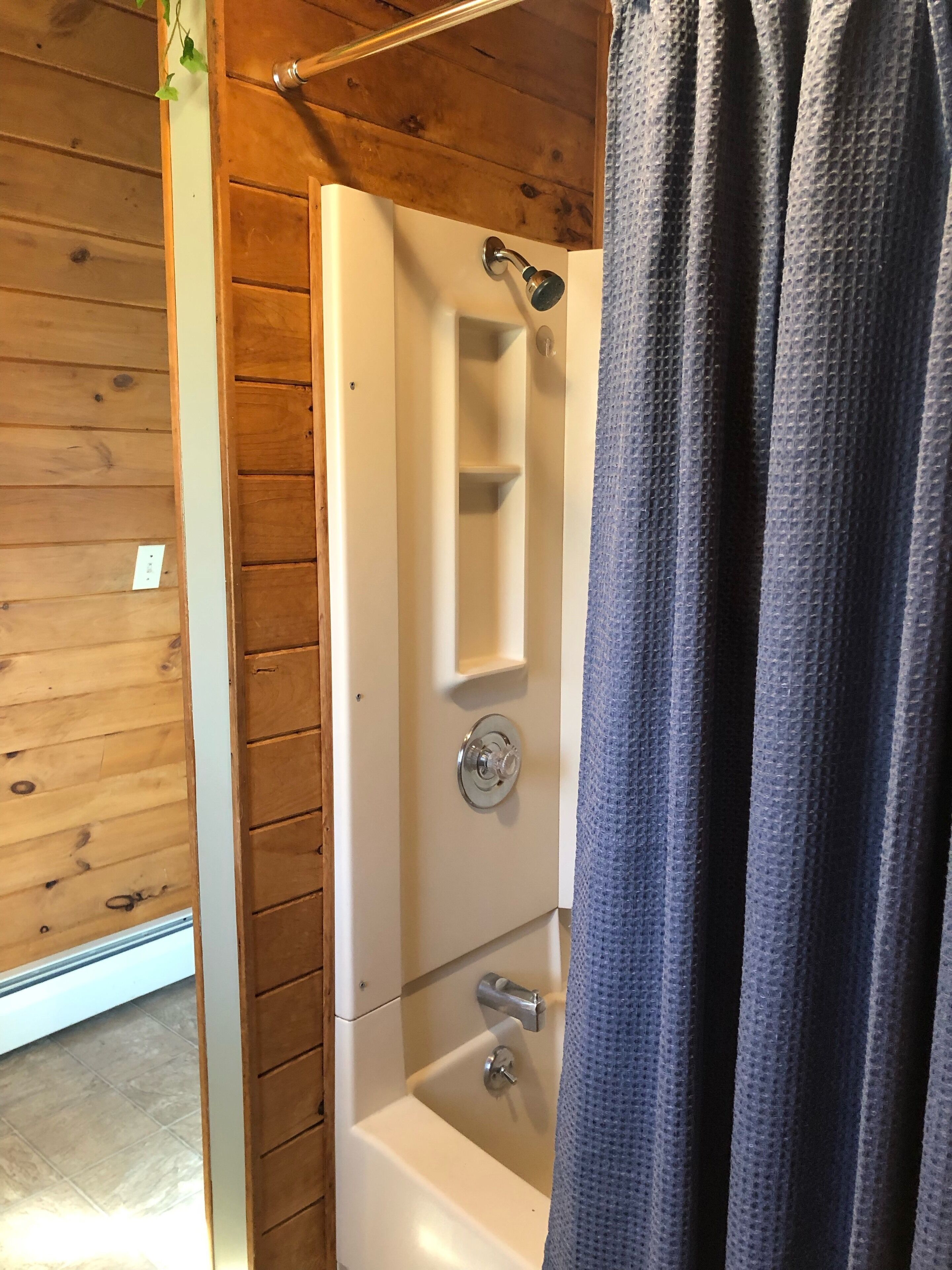 Rustic and charming apartment above detached log garage. 10 mins from<br>A.S.V.