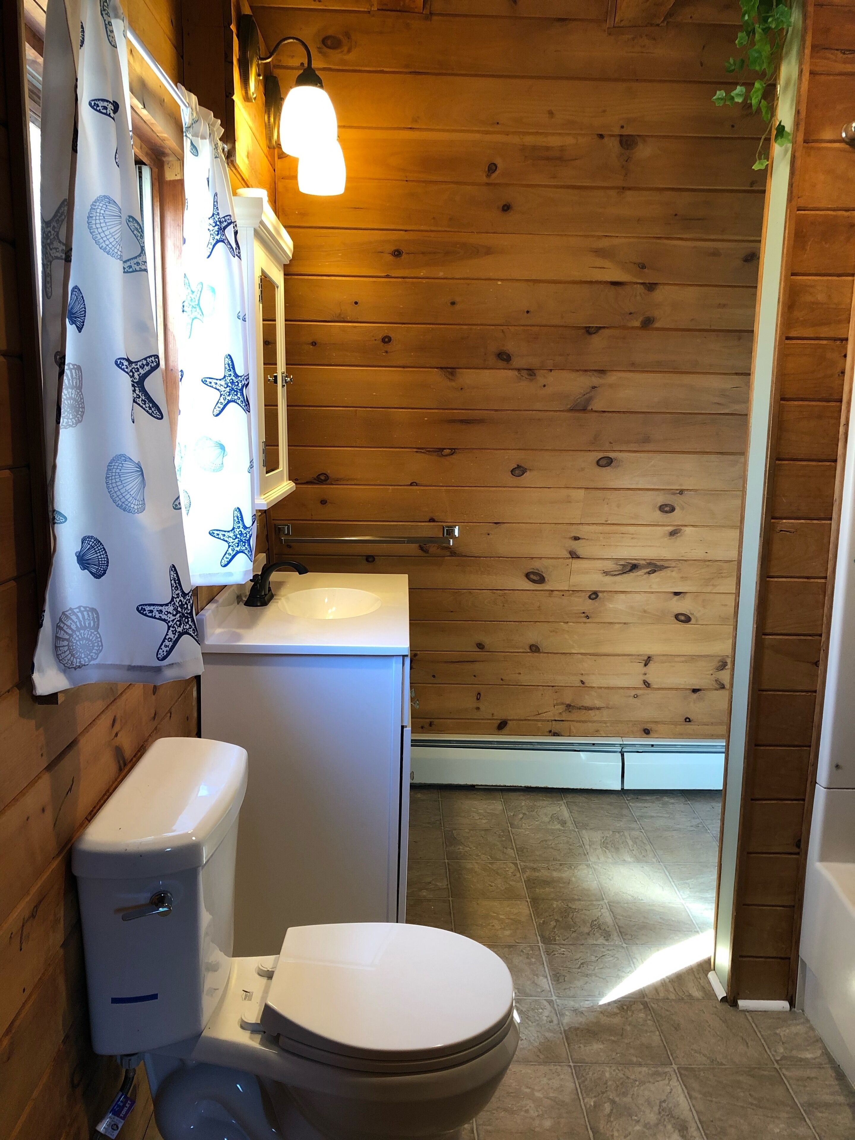 Rustic and charming apartment above detached log garage. 10 mins from<br>A.S.V.