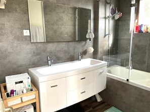 Bañera, secador de pelo, toallas
