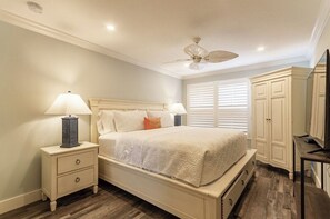 1 bedroom, desk, WiFi, bed sheets - Spectacular Views of Beach and Bay (Longboat Key)