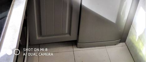 雪櫃、微波爐、焗爐、爐具