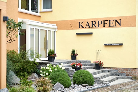 Exterior. Hotel-Restaurant Zum Karpfen