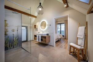 Artículos de tocador de diseñador, secador de pelo, batas, bidet