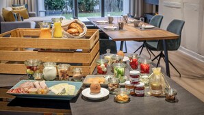 A breakfast buffet with various food items and condiments. - Büchelbergerei Chaletdorf (Gunzenhausen)